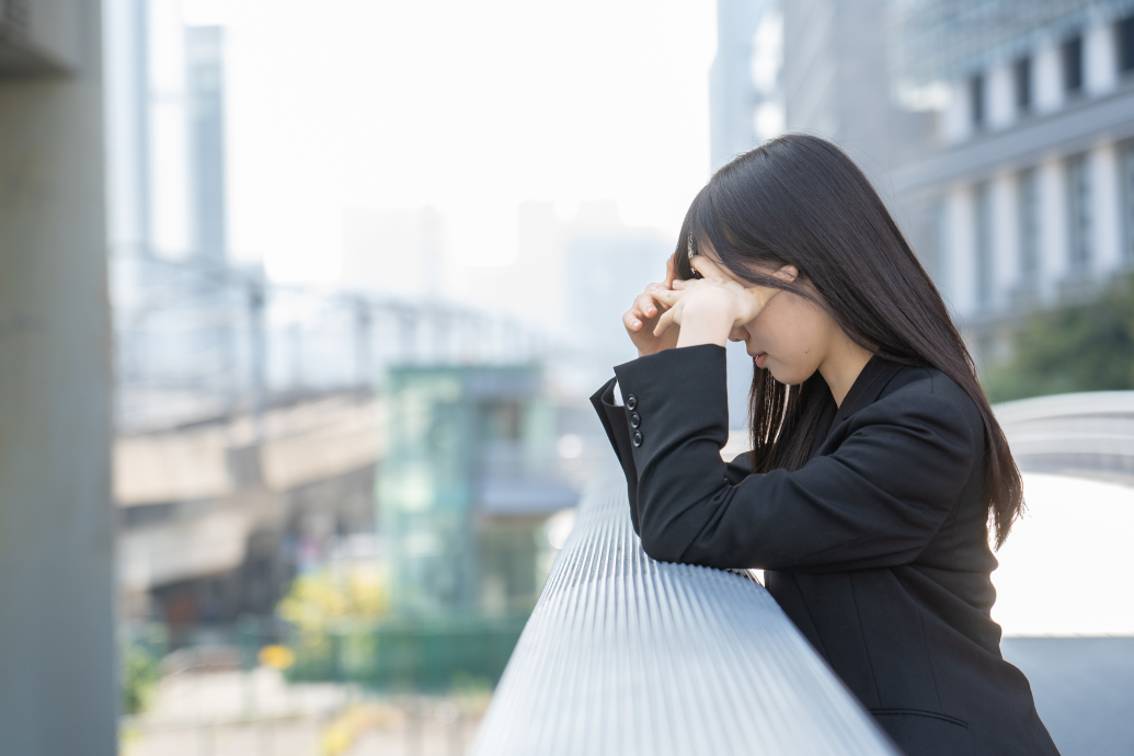 職場の人間関係ストレスの原因と解消法_悩む女性